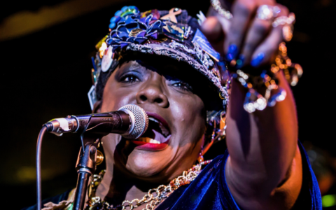 Da Detroit arriva Thornetta Davis, che della Motor City è considerata l’indiscussa regina del blues, vincitrice seriale di Detroit Music Awards nelle categorie blues e rhythm ‘n’ blues. L’area metropolitana di Detroit è una delle capitali americane del blues e del R&B. I suoi teatri e club hanno ospitato le più grandi interpreti di questa musica, da Ma Rainey a Bessie Smith; qui si era stabilito negli anni ‘40 John Lee Hooker; a Detroit nacquero la Motown Records e il genere soul che da quella etichetta fu lanciato.